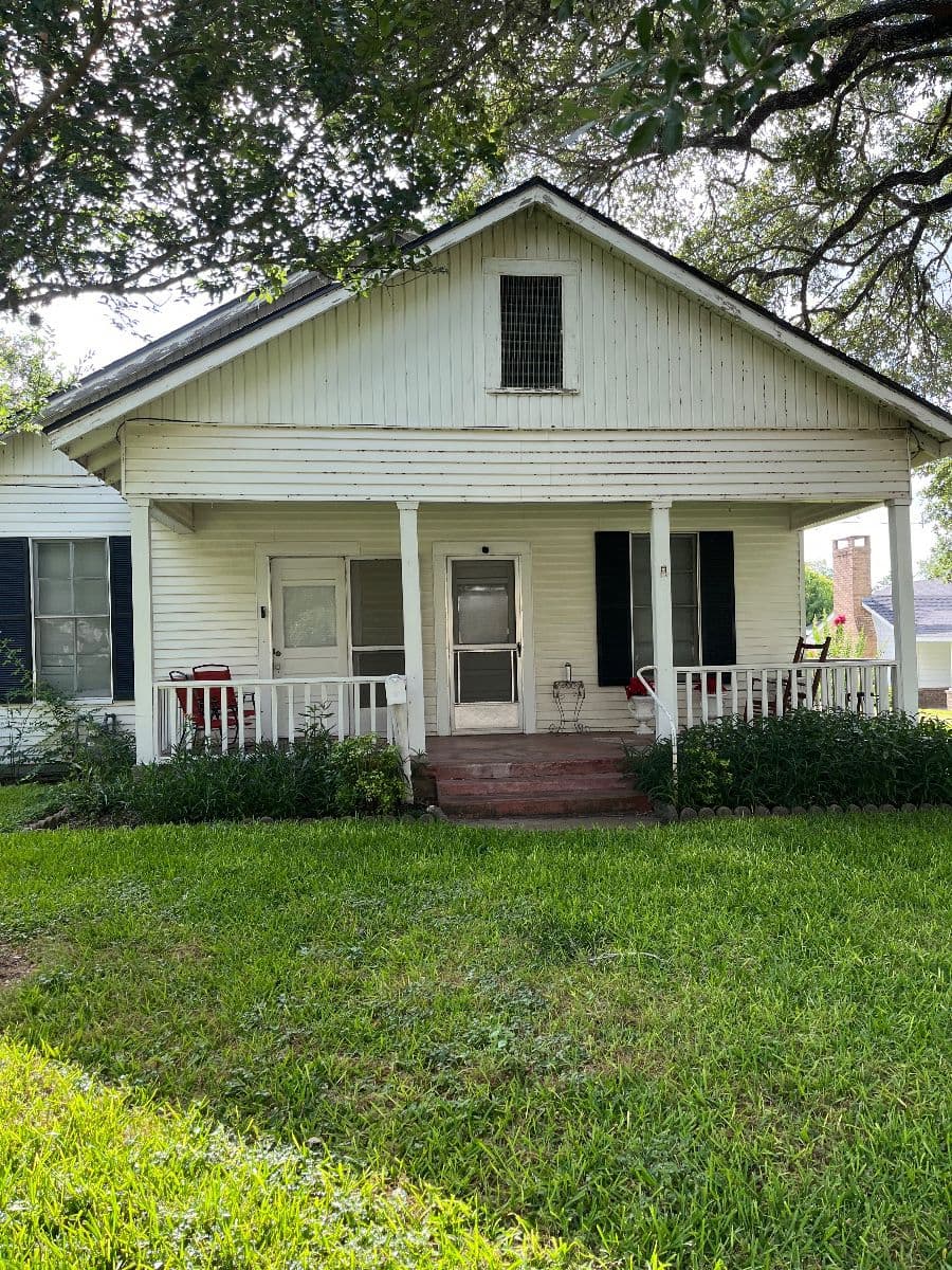 Schulenburg Antique Estate — Queen Poster Bed, Minelab Detectors, Leather Seating & Vintage TV
