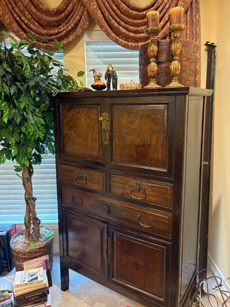 West University Home: Asian Pottery, Beds, and a Loaded Kitchen