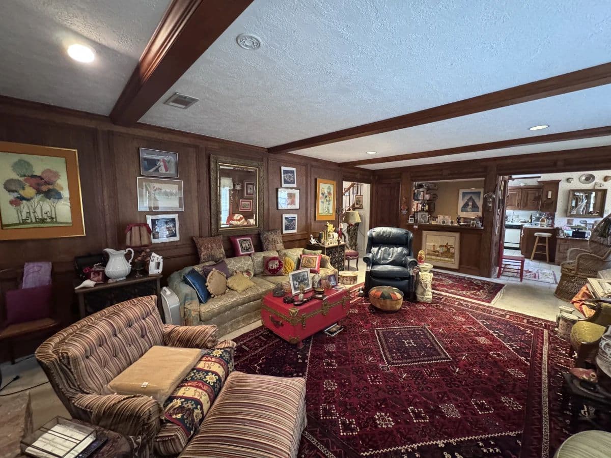 Olde Oaks Champions Full-House Sale from a Longtime World Traveler