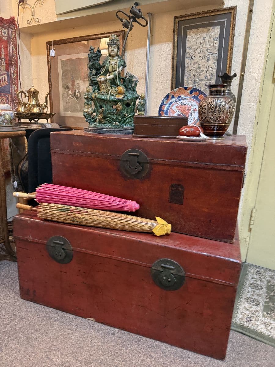 Red Queen's Rosenberg Storefront Sale: Vintage Brass, Art & July 4th Finds